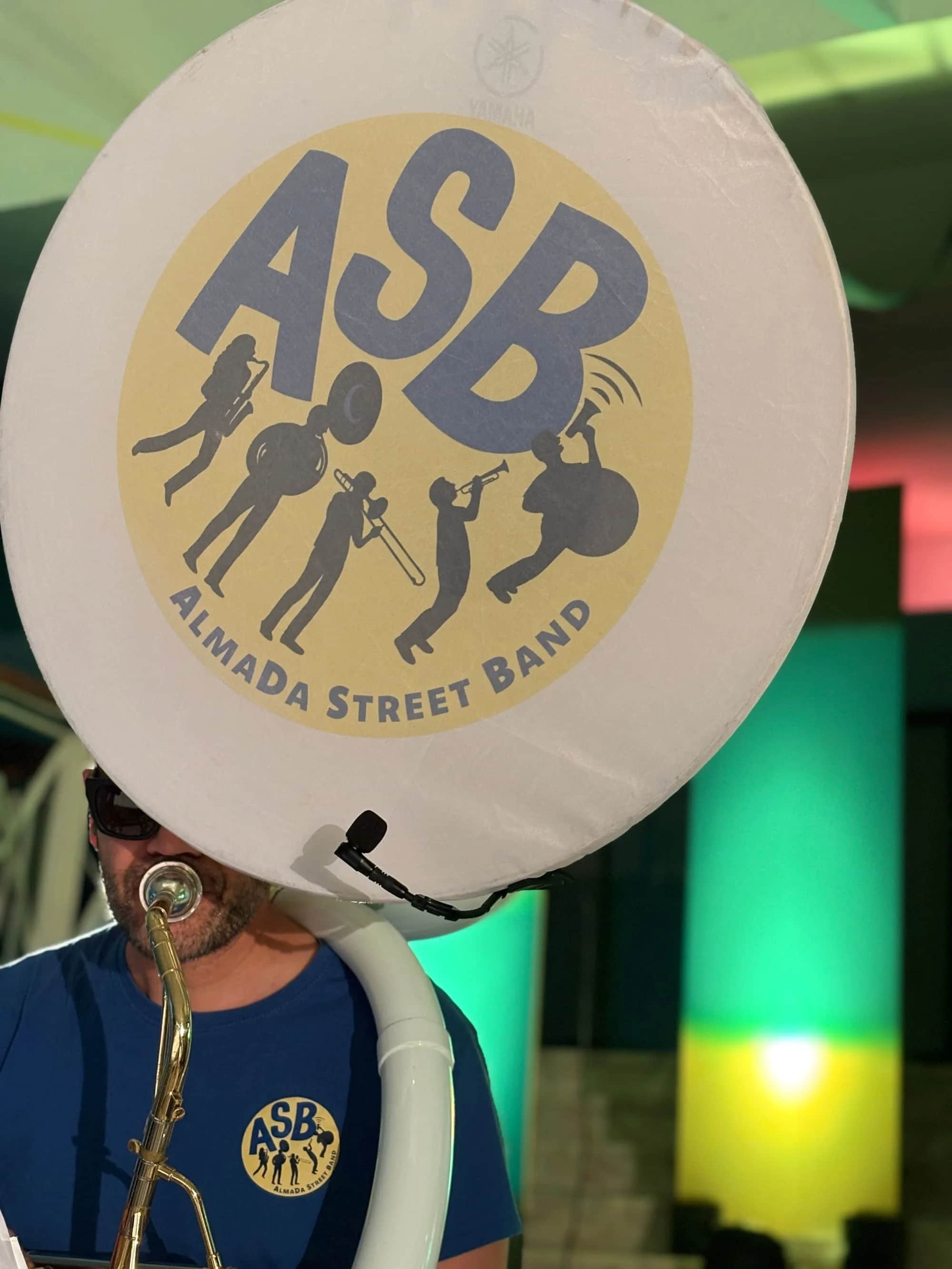 Um balão branco com o logótipo da ASB, erguido acima de um músico de trombone