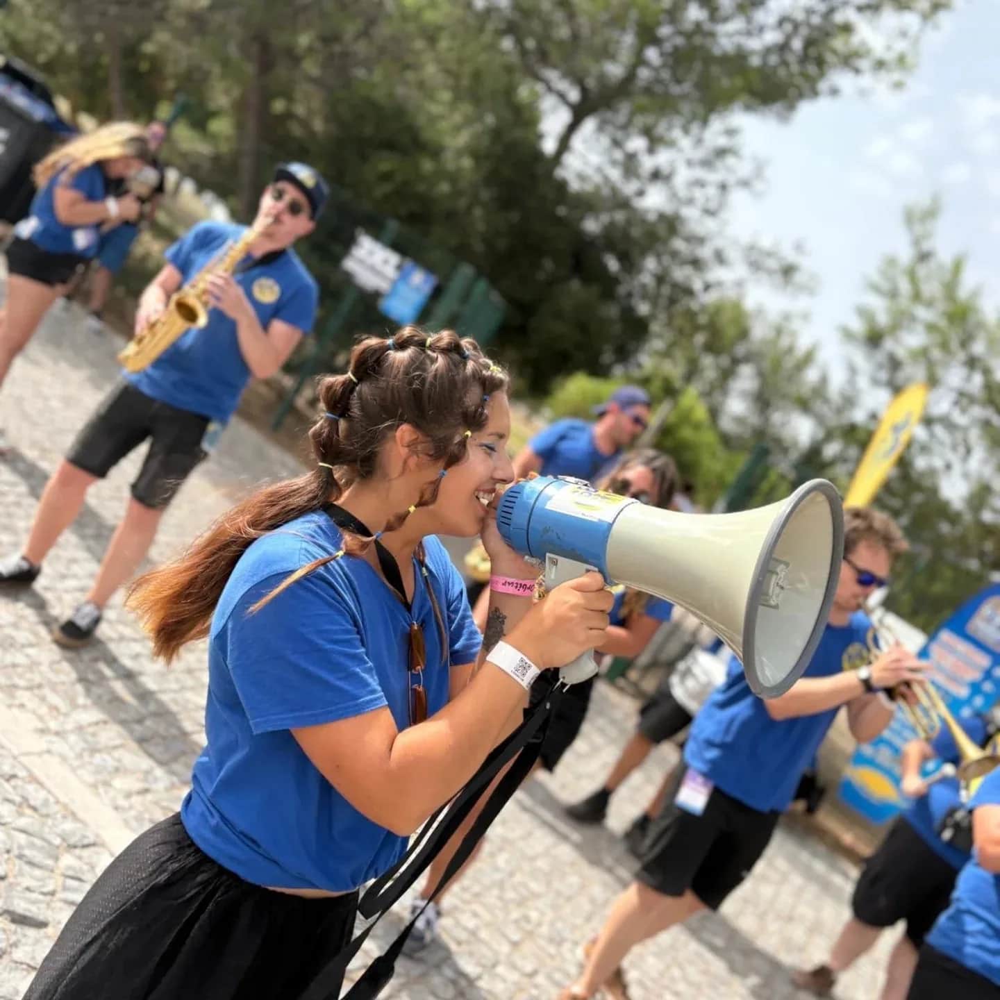 Música da banda a falar ao megafone durante a corrida