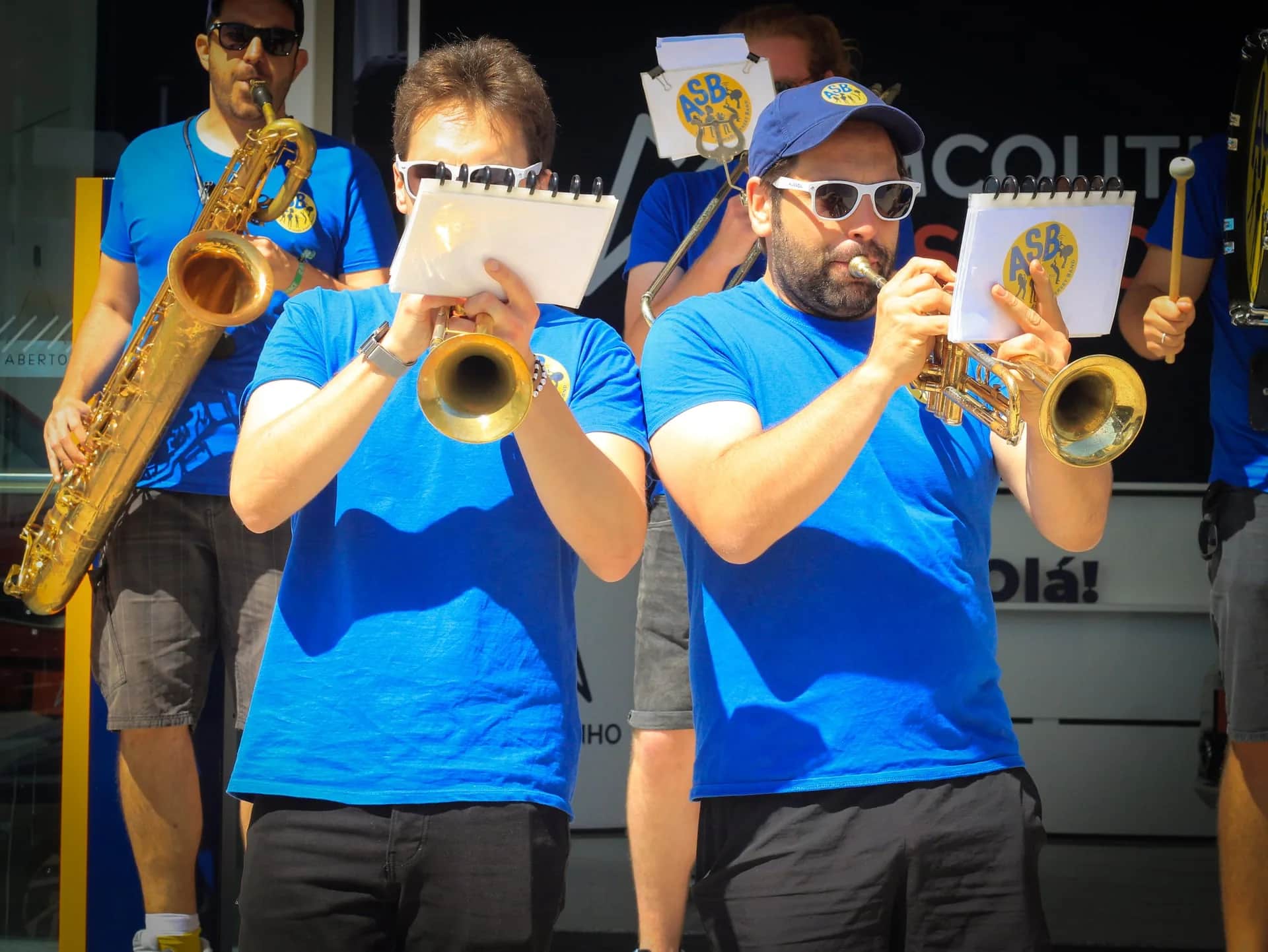 Dois trompetistas a tocar com partituras presas aos instrumentos